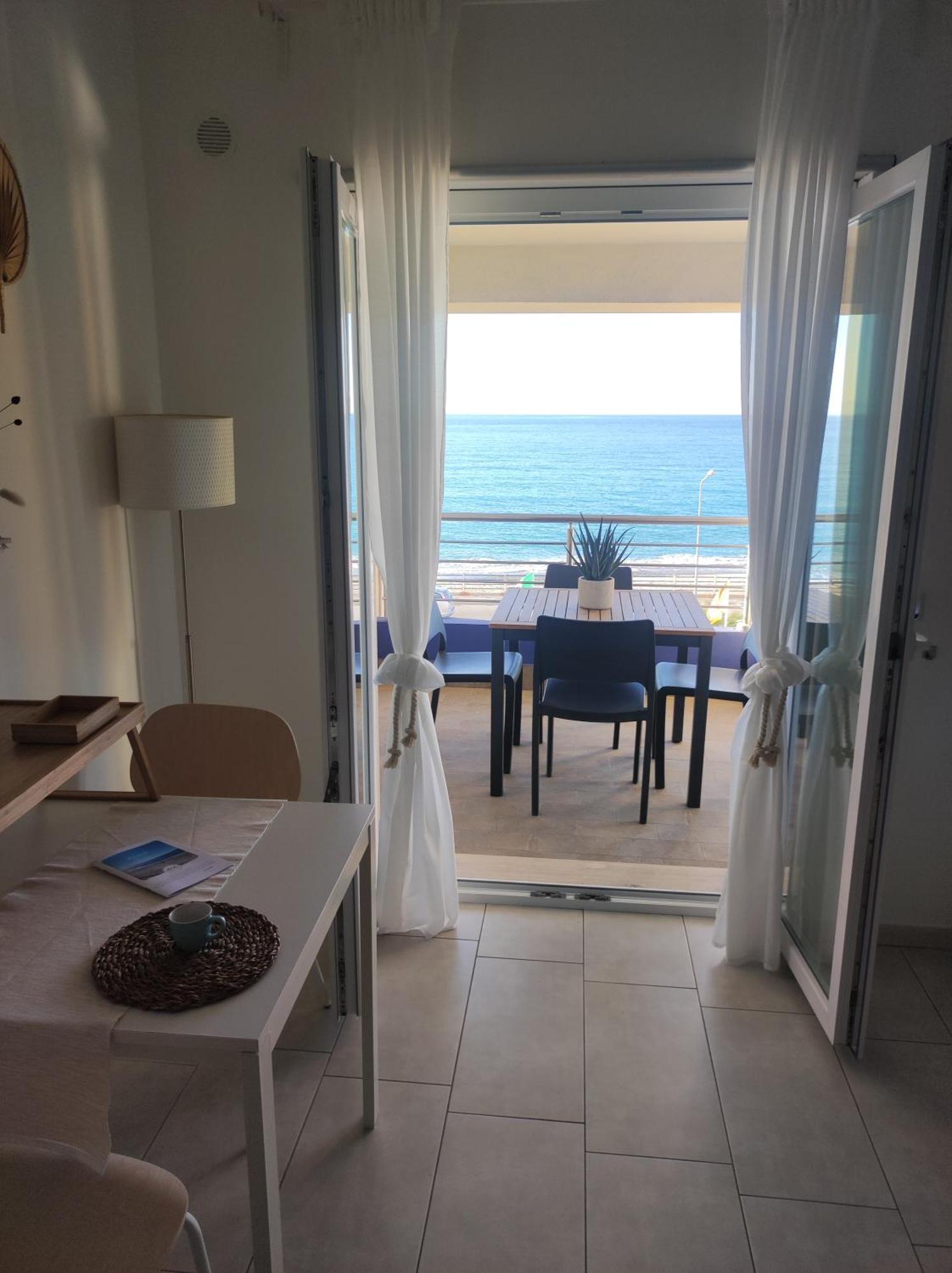 Appartamenti Vacanze Villa Meo Villafranca Tirrena Szoba fotó